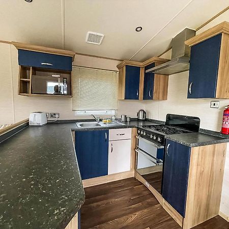 Lovely 6 Berth Caravan With Decking And Wifi In Kent, Ref 47017C Hotel Whitstable Buitenkant foto