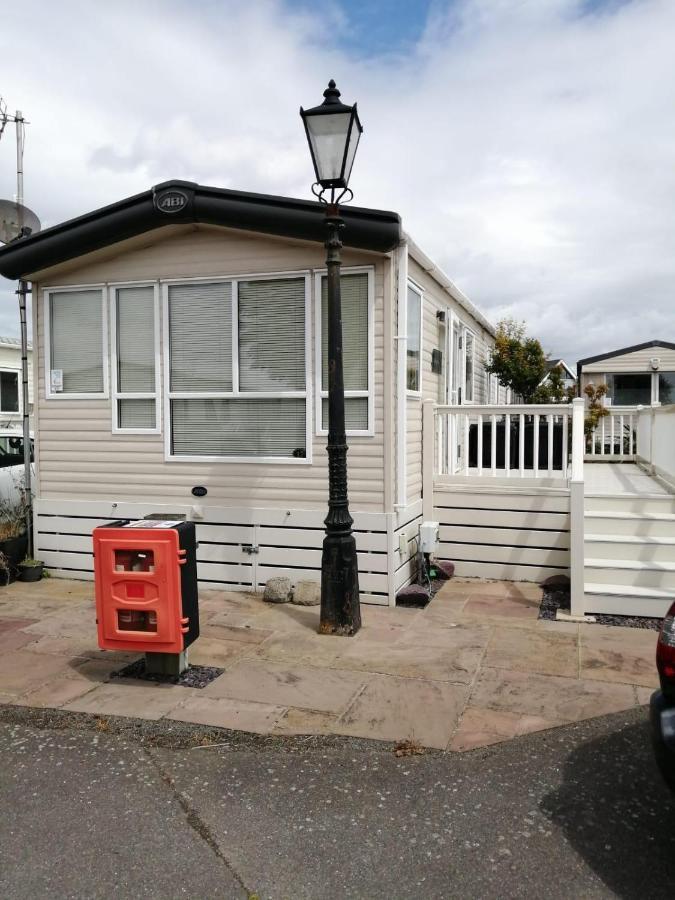 Lovely 6 Berth Caravan With Decking And Wifi In Kent, Ref 47017C Hotel Whitstable Buitenkant foto