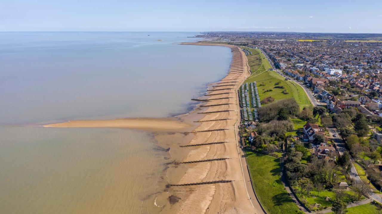 Lovely 6 Berth Caravan With Decking And Wifi In Kent, Ref 47017C Hotel Whitstable Buitenkant foto