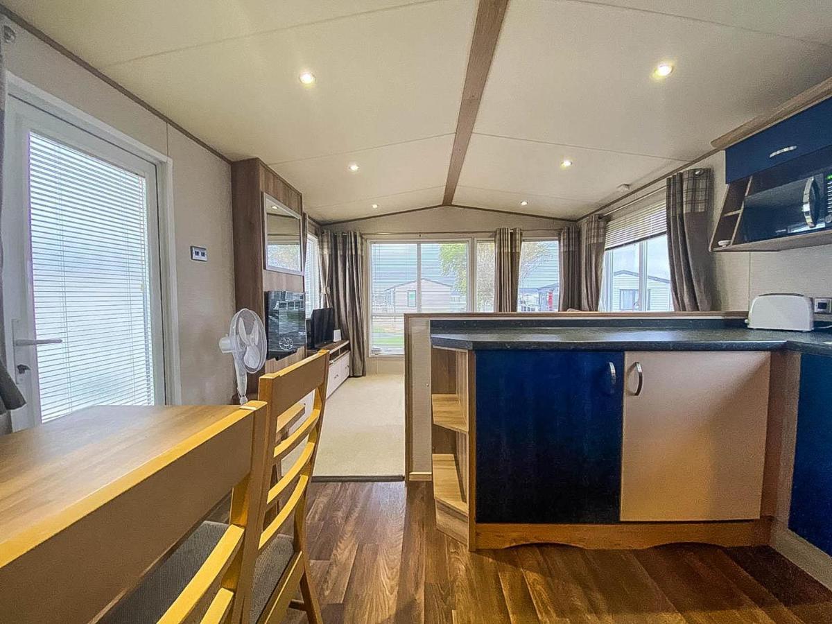 Lovely 6 Berth Caravan With Decking And Wifi In Kent, Ref 47017C Hotel Whitstable Buitenkant foto