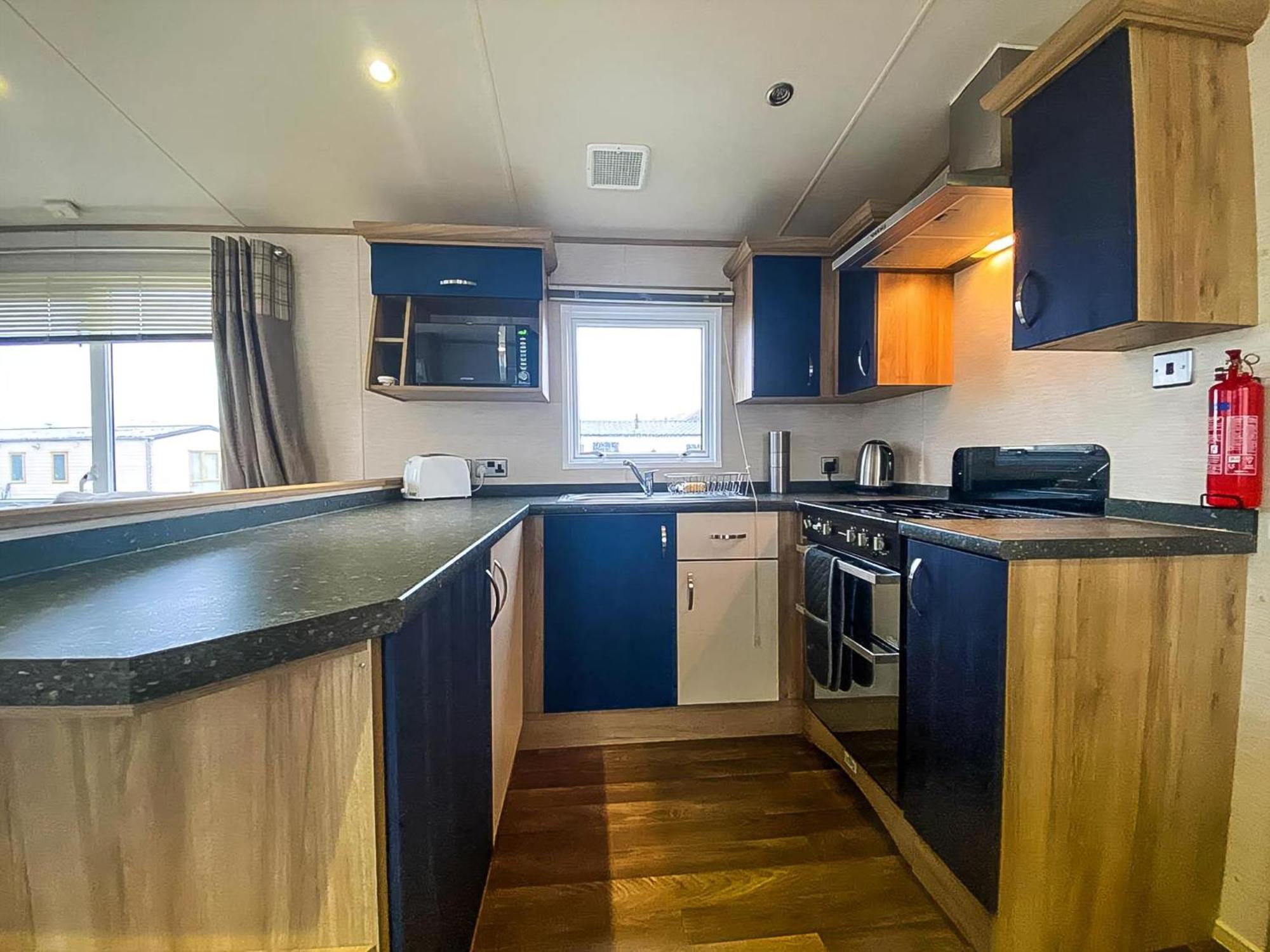 Lovely 6 Berth Caravan With Decking And Wifi In Kent, Ref 47017C Hotel Whitstable Buitenkant foto