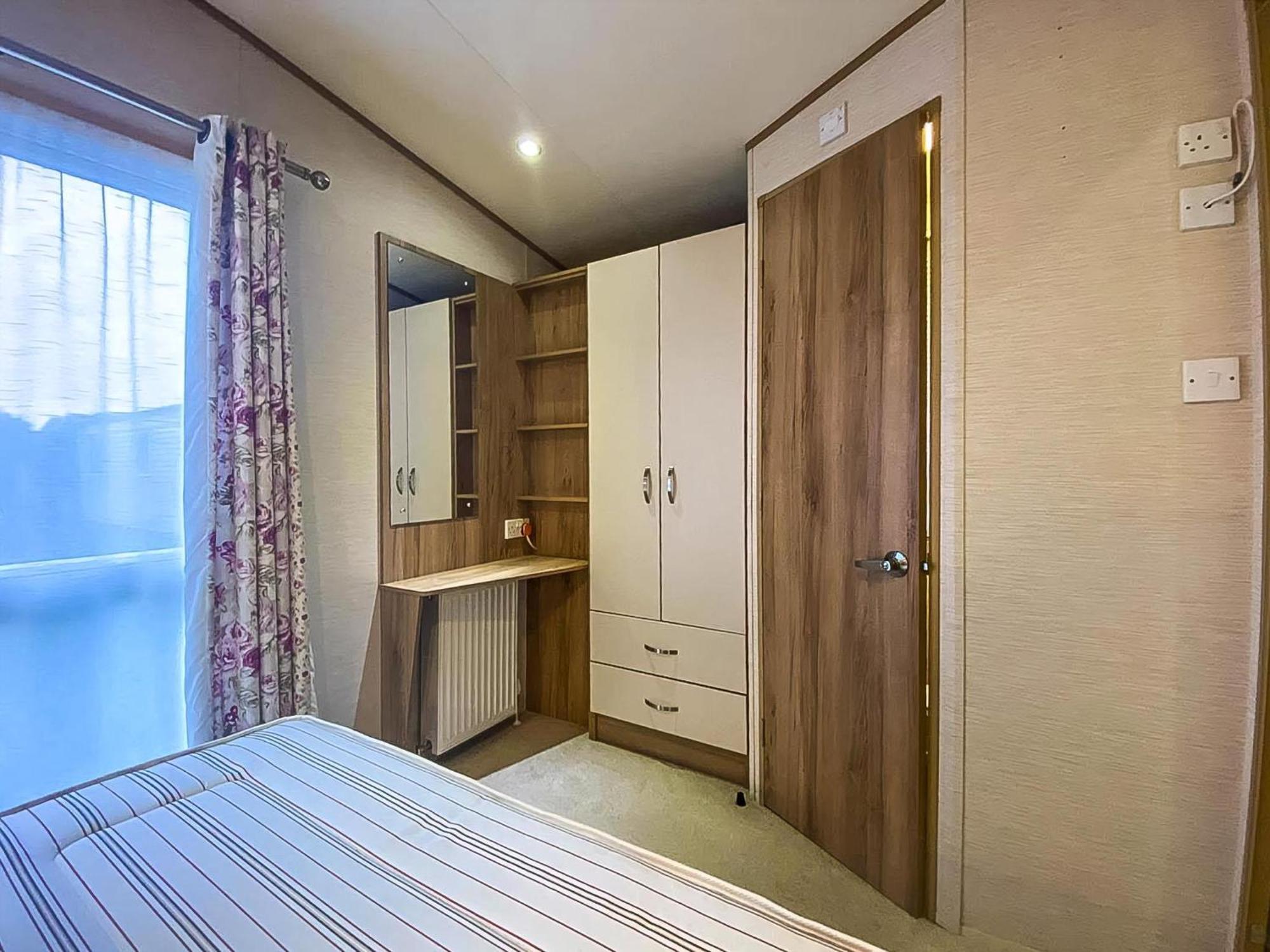 Lovely 6 Berth Caravan With Decking And Wifi In Kent, Ref 47017C Hotel Whitstable Buitenkant foto