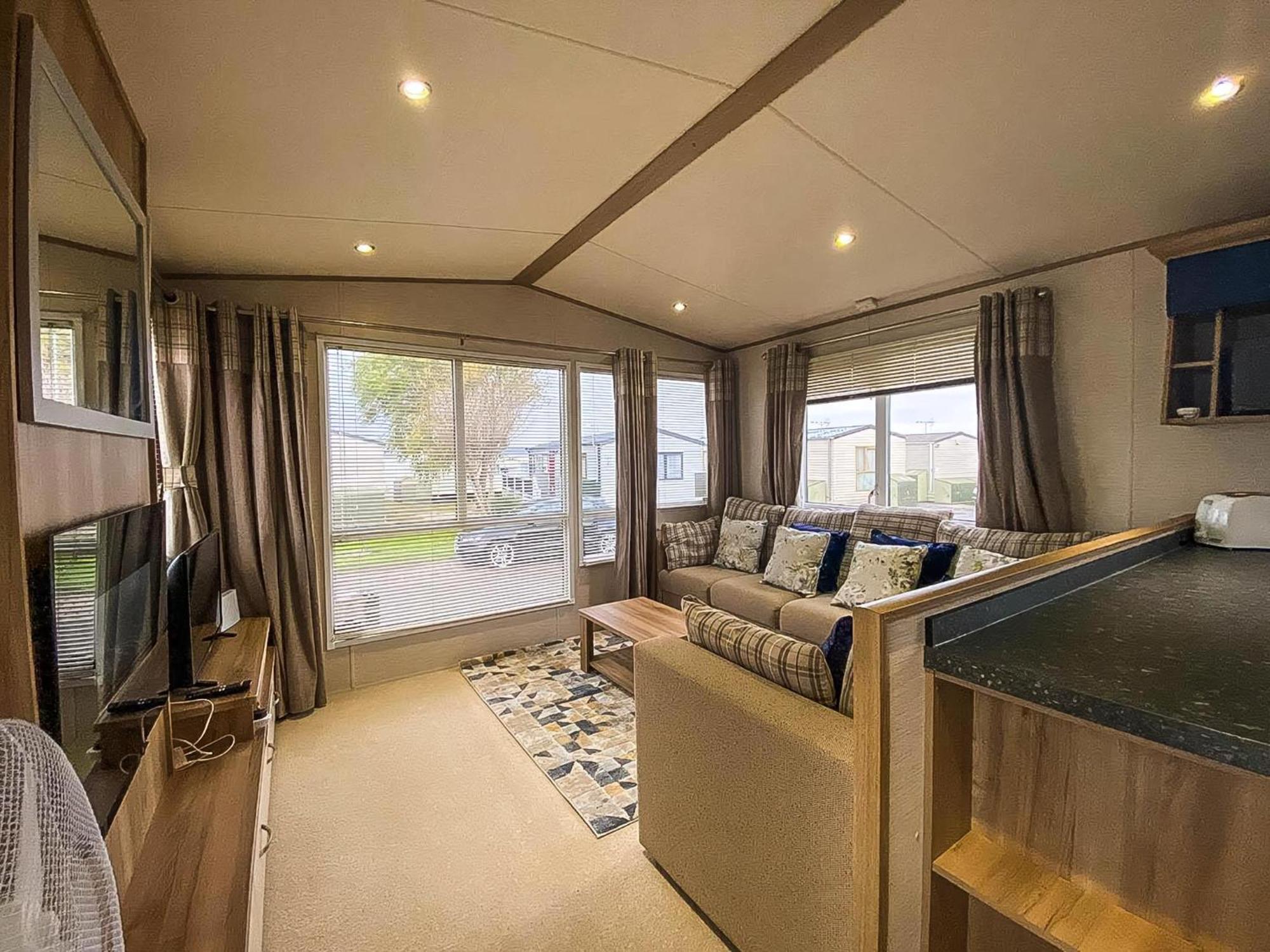 Lovely 6 Berth Caravan With Decking And Wifi In Kent, Ref 47017C Hotel Whitstable Buitenkant foto