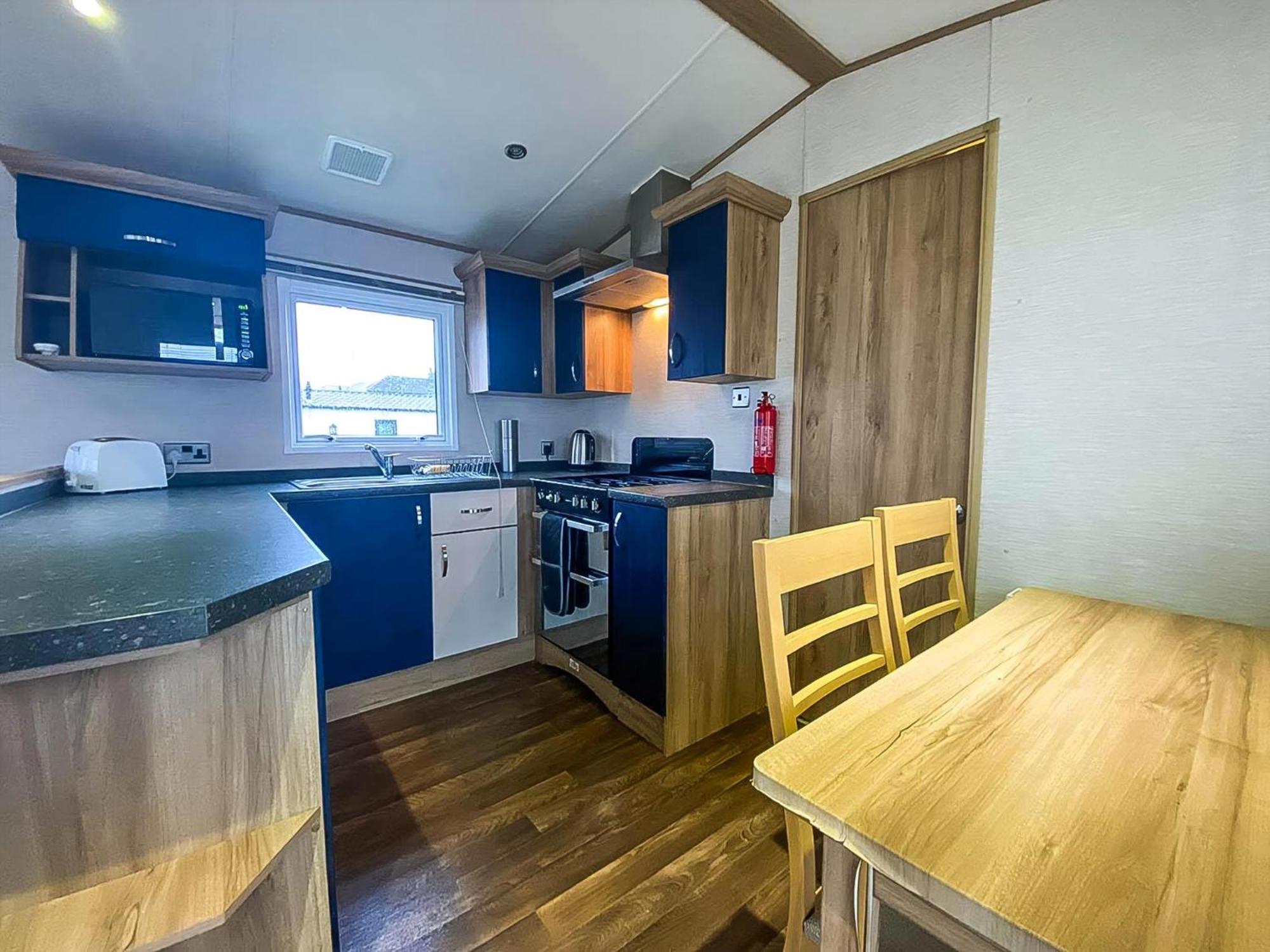 Lovely 6 Berth Caravan With Decking And Wifi In Kent, Ref 47017C Hotel Whitstable Buitenkant foto