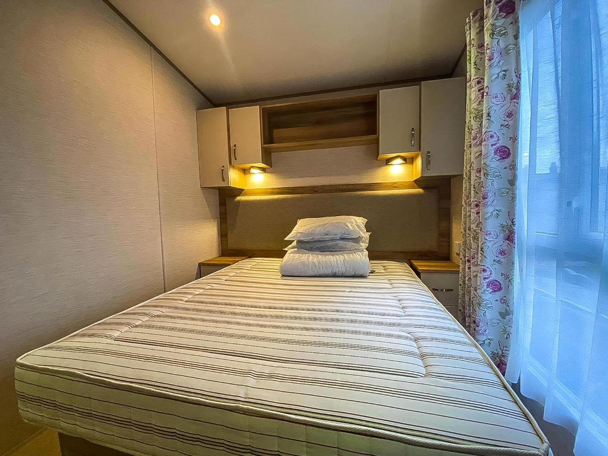 Lovely 6 Berth Caravan With Decking And Wifi In Kent, Ref 47017C Hotel Whitstable Buitenkant foto