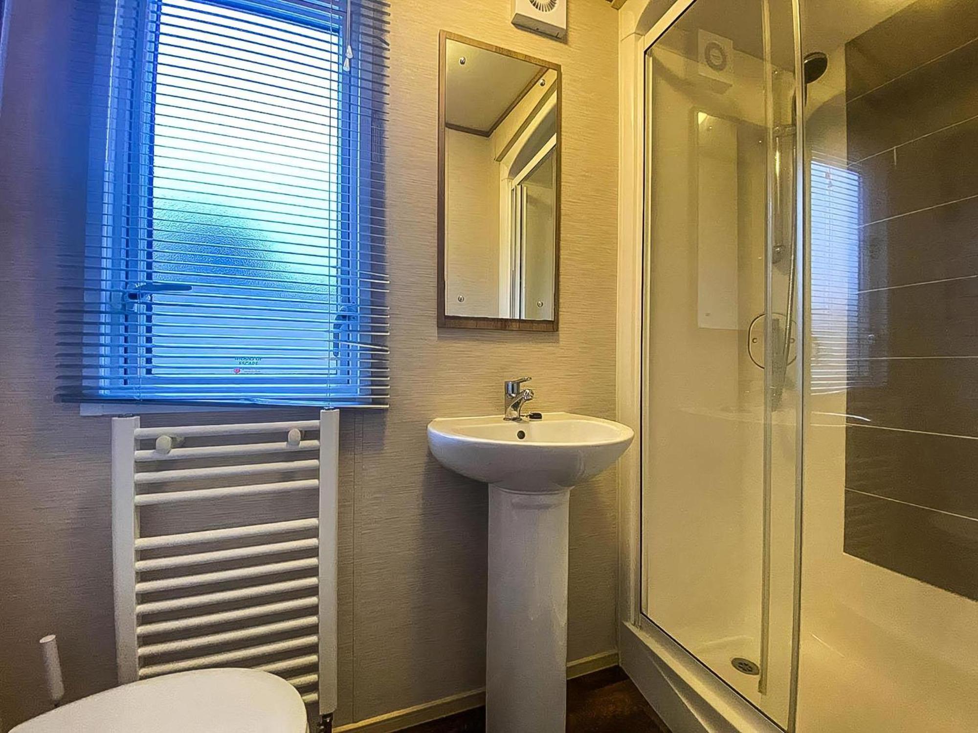Lovely 6 Berth Caravan With Decking And Wifi In Kent, Ref 47017C Hotel Whitstable Buitenkant foto