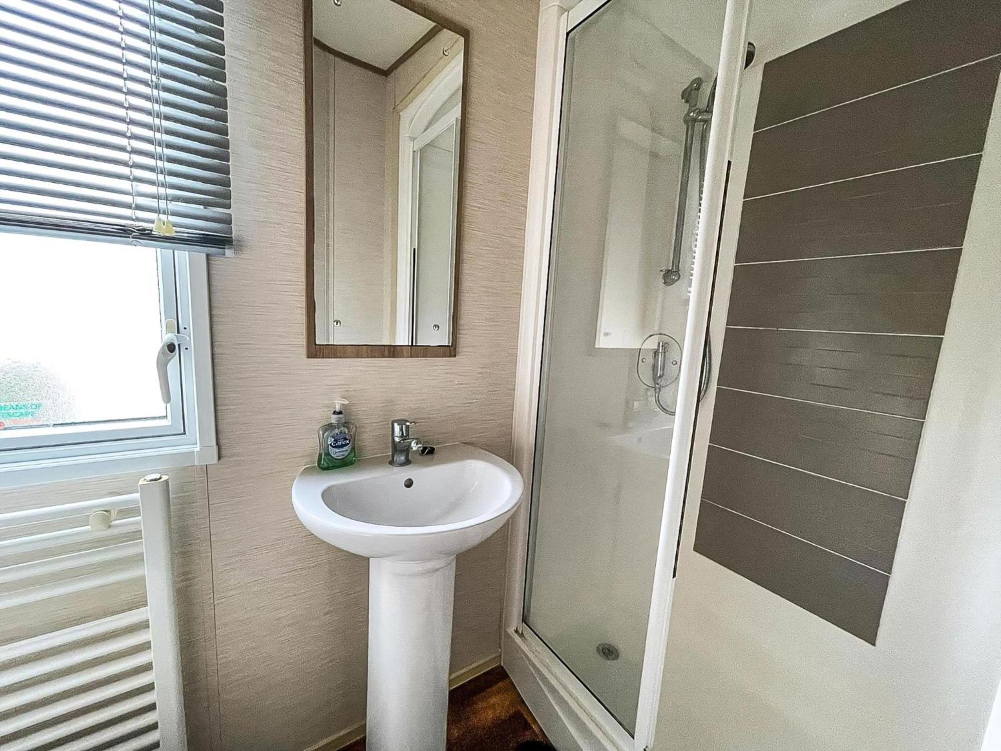 Lovely 6 Berth Caravan With Decking And Wifi In Kent, Ref 47017C Hotel Whitstable Buitenkant foto