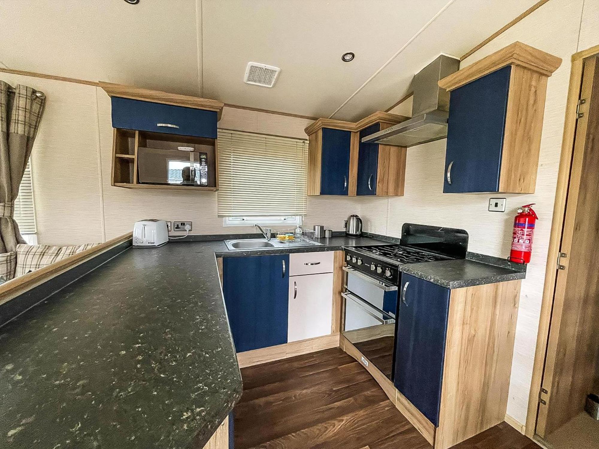 Lovely 6 Berth Caravan With Decking And Wifi In Kent, Ref 47017C Hotel Whitstable Buitenkant foto